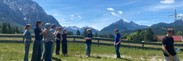 Jugendliche in den Bergen