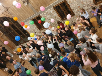 Konfis während Kennenlernspiels mit Luftballons