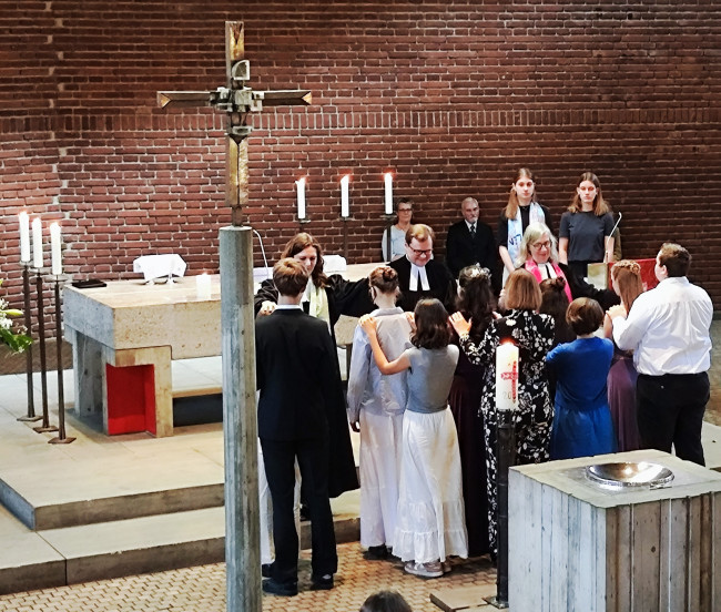 Die Konfirmand*innen werden gesegnet