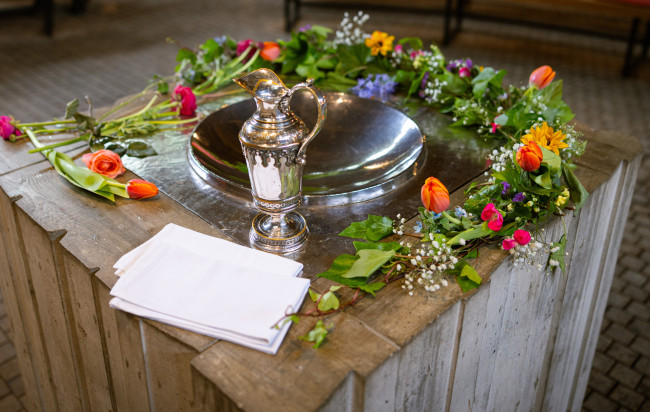 Geschmückter Taufstein