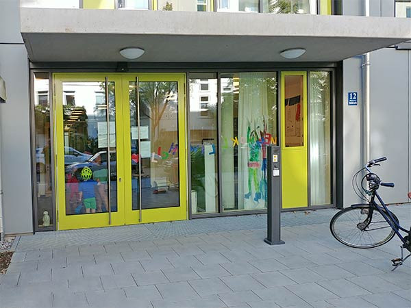 Eingang zum Kinderhaus